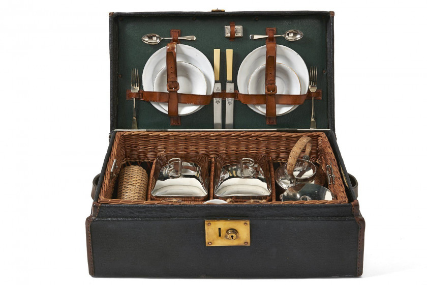 NECESSAIRE A PIQUE-NIQUE POUR DEUX PERSONNES  Par G.W. Scott & Sons Ltd