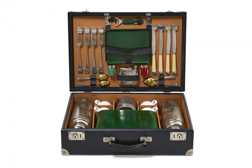 NECESSAIRE A PIQUE-NIQUE POUR QUATRE PERSONNES  Travail Suisse, circa 1920