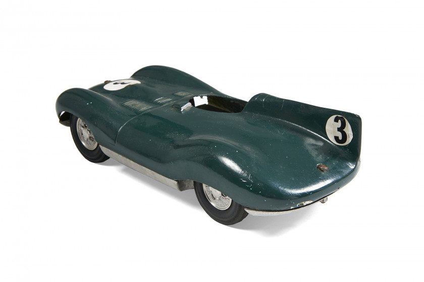 VEGA Jaguar Type D Jouet en métal peint avec sa boite d'origine, manque le personnage et le mécanismeLong. : 40 cm. (15 ¾ in.), Larg. :