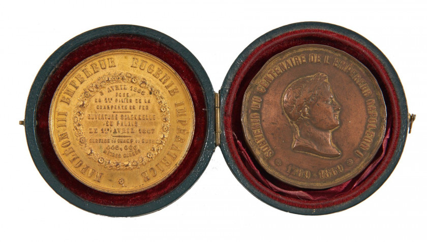 Lot de deux médailles de table : Exposition Universelle de 1867 ; Centenaire de la Naissance de l'Empereur