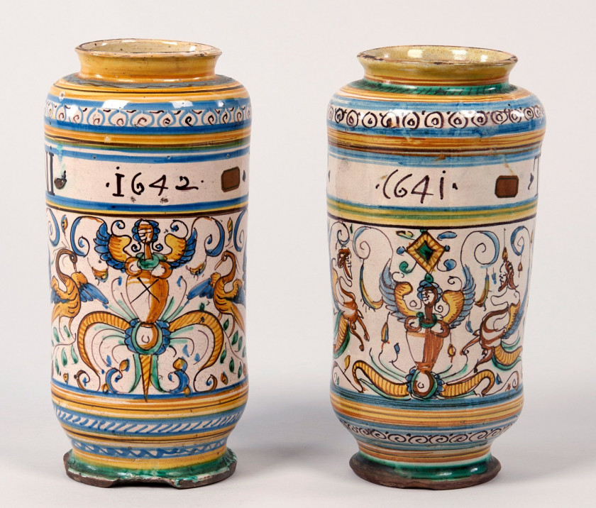 PAIRE D'ALBARELS datés 1641 et 1642, à décor polychrome de grotesques, médaillon central armorié, inscriptions "TRECONSOLIDE" et "FA...