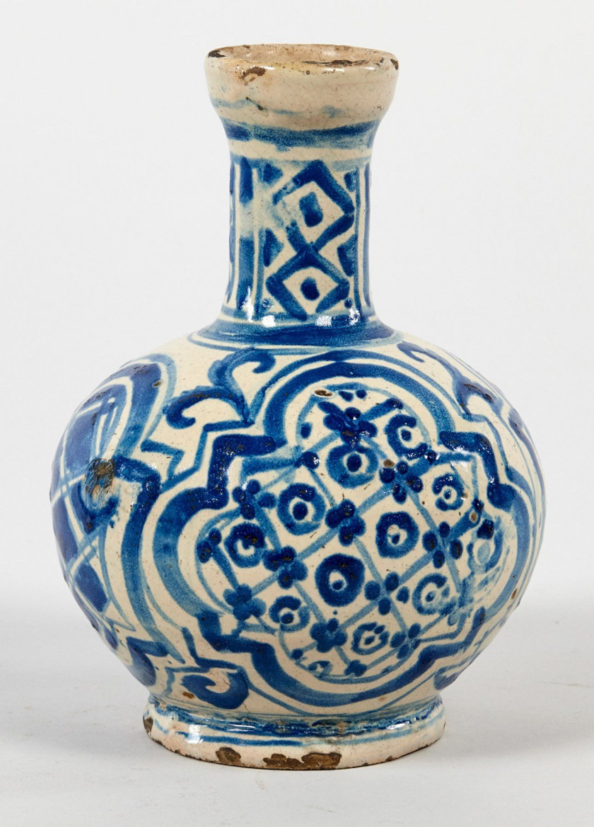 BOUTEILLE à décor géométrique en bleu. Haut.: 21,8 cm. Petits éclats au pied. CALTAGIRONE, XVIIème siècle. Provenance : Ancienne...