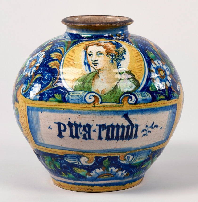 GRAND VASE BOULE présentant un cartouche surmonté d'un buste féminin d'un côté avec l'inscription "pira rondi" et un personnage (vie...