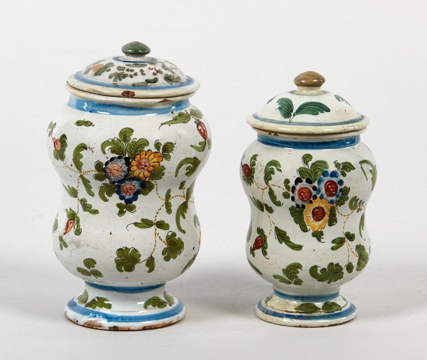 DEUX PILULIERS avec couvercles à décors floraux. Haut.: 18 cm et 20,5 cm. Petites restaurations et fêle. NOVE DI BASSANO, XVIIIème...