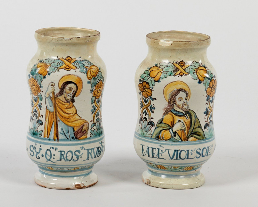 PAIRE D'ALBARELS à décor polychrome de saints dans des encadrements feuillagés, inscriptions "MEL:VIOL:SOL" et "SY.Q:ROS.RVB.". Haut...