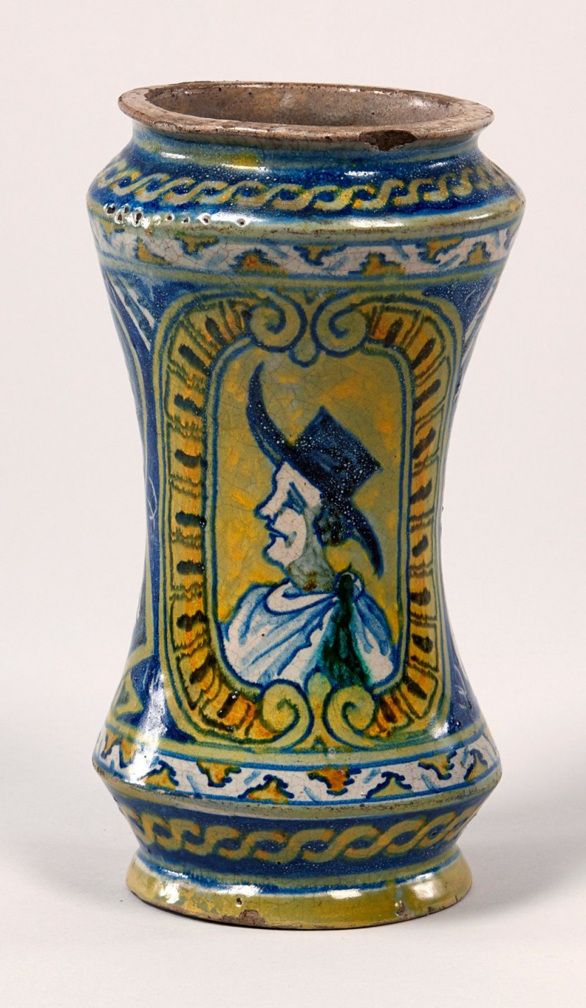 ALBAREL à décor polychrome d'un homme au grand chapeau, de trophées et marqué SPQP dans un cartouche. Haut.: 23,2 cm. PALERME, XVI...