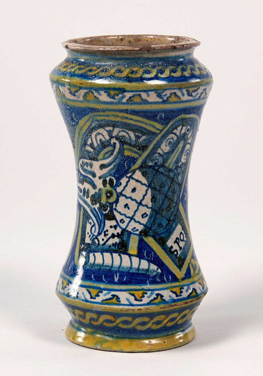 ALBAREL à décor polychrome d'un homme au grand chapeau, de trophées et marqué SPQP dans un cartouche. Haut.: 23,2 cm. PALERME, XVI...