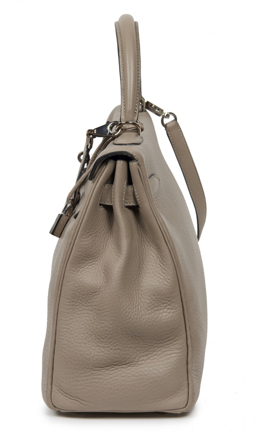 HERMÈS 2000  Sac KELLY 32 Veau Taurillon Clémence Étoupe Garniture métal argenté palladié  KELLY 32 bag Étoupe Tauri...