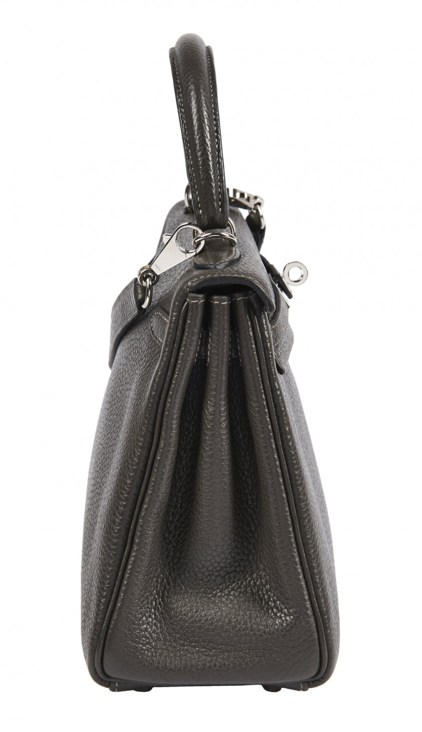 HERMÈS Sac KELLY 25 Veau Taurillon Clémence graphite Garniture métal argenté palladié Deux bandoulières KELLY 25 bag Graphite Taurillon