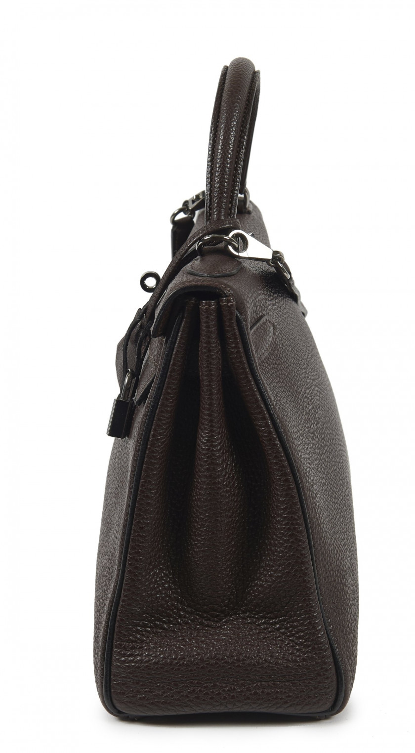 HERMÈS 2005  Sac KELLY 32 Veau Togo Ébène Garniture métal argenté ruthénium  KELLY 32 bag Ébène Togo calfskin leathe...