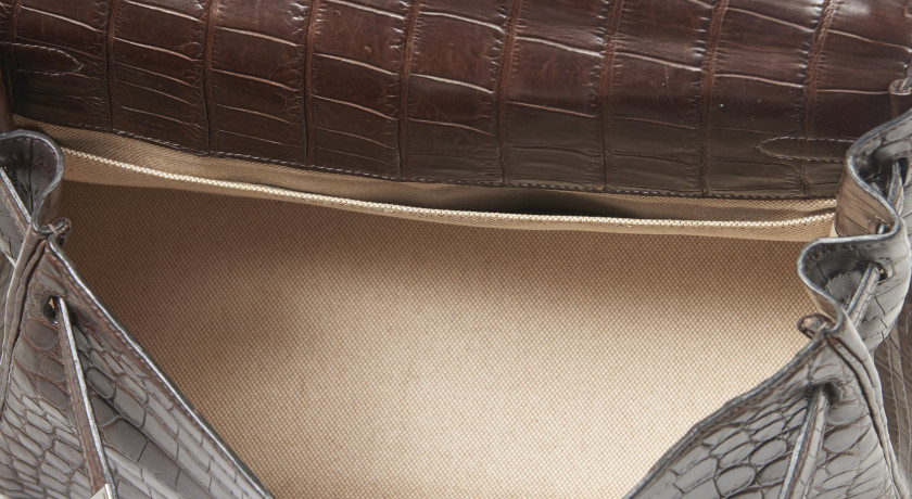 HERMÈS 2002  Sac KELLY 35 Crocodile du Nil Cocaon (Crocodylus niloticus) II/B Doublure en toile beige Garniture métal ar...