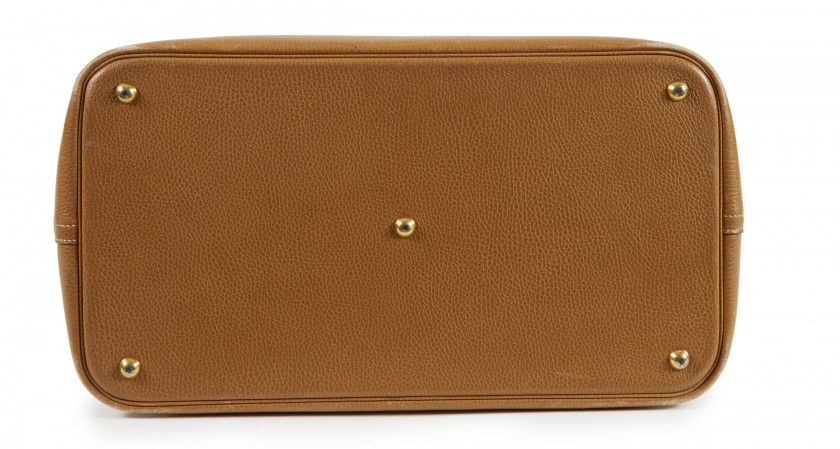 HERMÈS 1991  Sac BOLIDE 45 Veau Togo gold Piqué sellier blanc Garniture métal argenté palladié Chiffré "MCB"  BOLI...