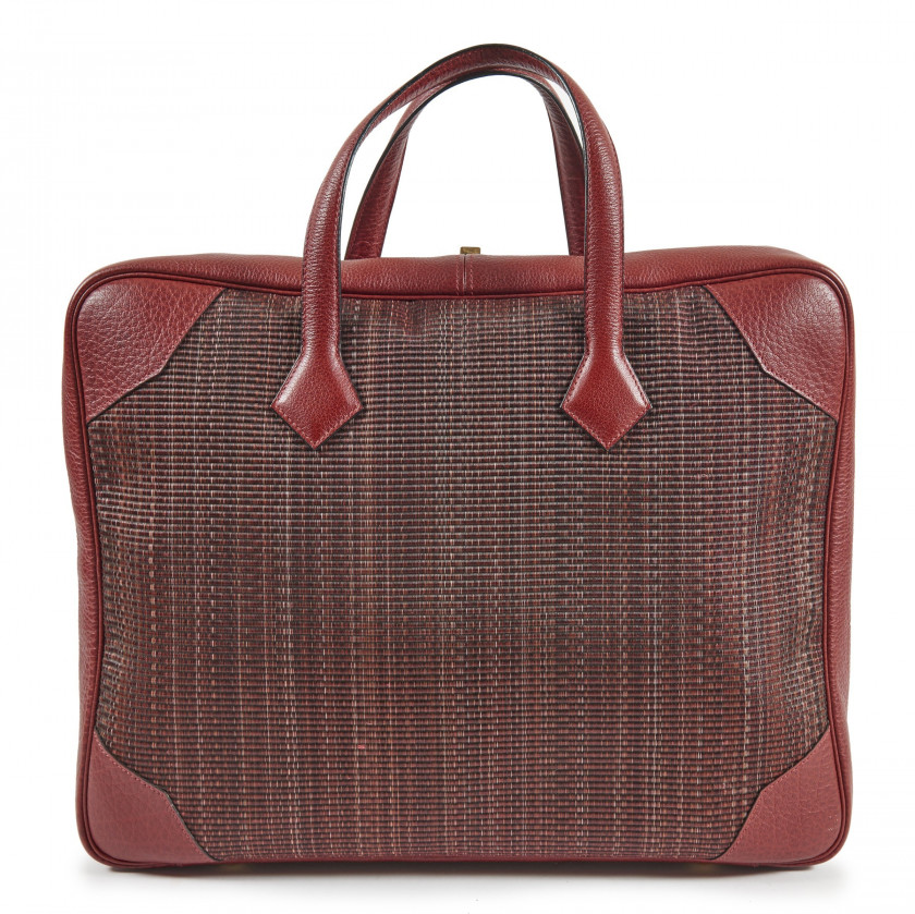 HERMÈS 2003  Sac VICTORIA 45 Buffle skipper bordeaux Crin de cheval teinté rouge et noir Garniture laiton doré  VICT...