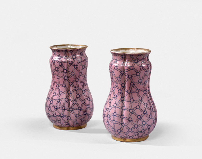 PAIRE DE VASES DANS LE STYLE DE SÈVRES, XIXe SIÈCLE 6,61 in.