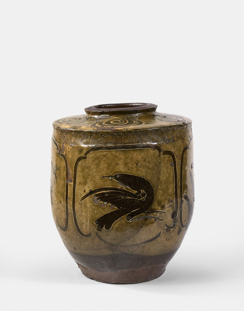 VASE EN GRÈS ÉMAILLÉ, CHINE DU SUD OU INDOCHINE, XIXe SIÈCLE Décoré de cartouches, d'oiseaux et fleurs sur la panse, l'épaulement horiz