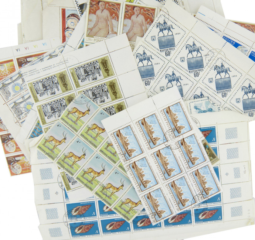 Un vrac de timbres, en feuilles.