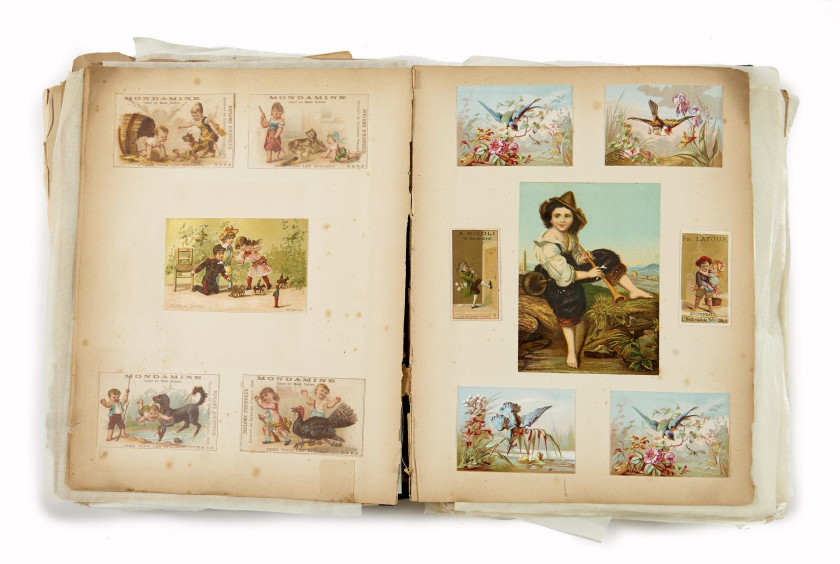 CHROMOS. Album contenant des chromos publicitaires dont du Bon Marché" avec des grands découpis thématiques, vers 1870 - 1880.