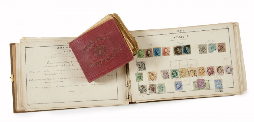 TOUS PAYS. Collection de timbres poste : deux albums contentant des timbres anciens, principalement oblitérés, tous états et sept cl...