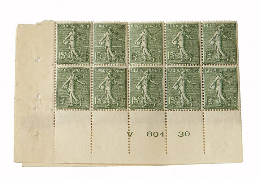 Important ensemble de timbres-poste de France depuis 1900, neufs dont bonnes valeurs. De très nombreux timbres adhérés.