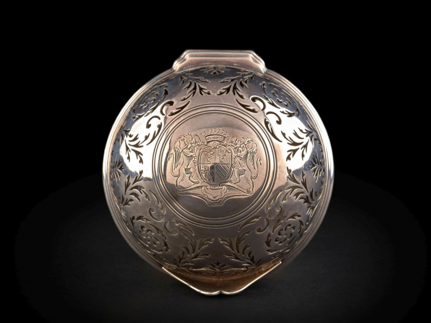 PAIRE DE BOULES À SAVON ET À EPONGE EN ARGENT Par Antoine-Gaspard Lorette ou Loret, Paris, 1771