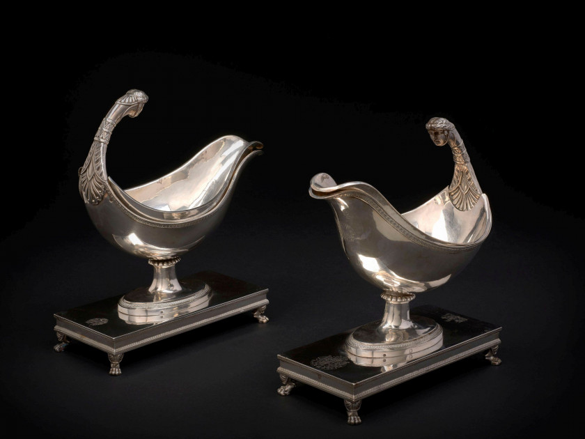 DEUX SAUCIERES CASQUE, POUVANT FORMER UNE PAIRE, EN ARGENT Orfèvre Jean-Baptiste-Claude Odiot, Paris 1798-1809