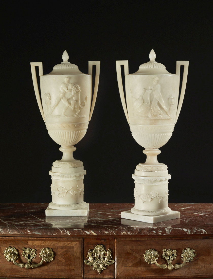 PAIRE DE VASES COUVERTS DE STYLE NÉOCLASSIQUE