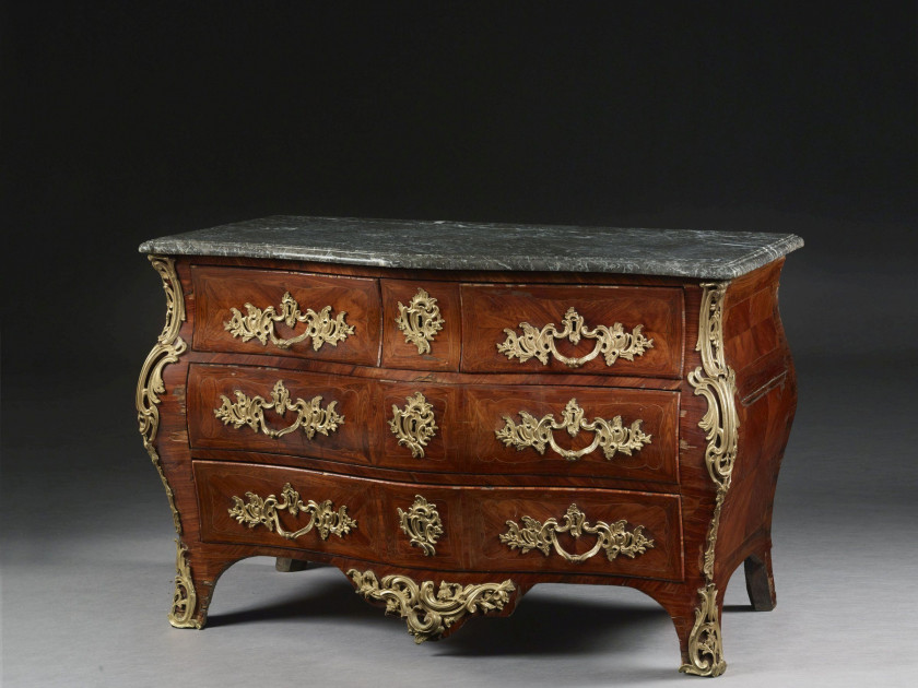 COMMODE TOMBEAU D'ÉPOQUE LOUIS XV Estampille de François-Antoine Mondon