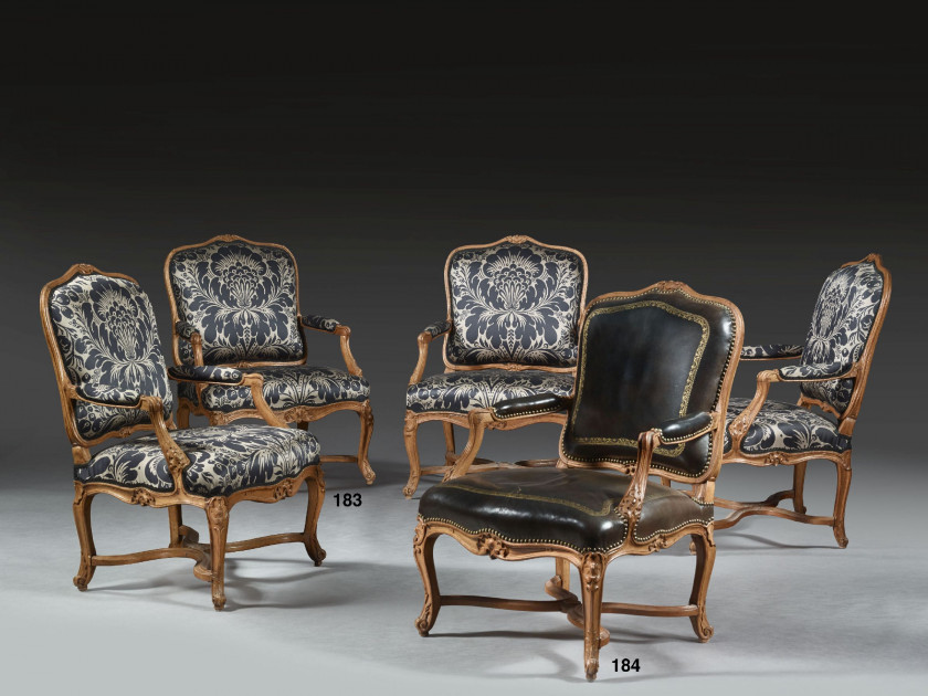 SUITE DE QUATRE FAUTEUILS À LA REINE D'ÉPOQUE LOUIS XV