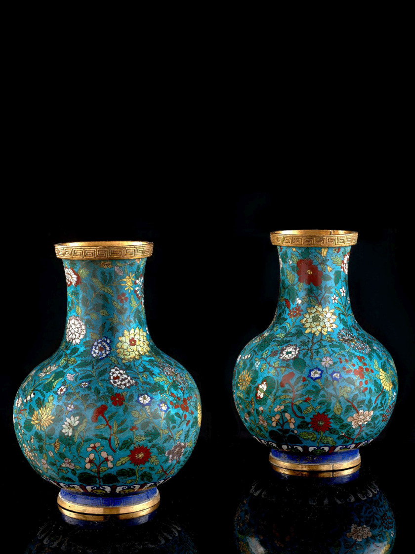 PAIRE DE VASES HU EN BRONZE ET ÉMAUX CLOISONNÉS, CHINE, DYNASTIE QING, FIN DU XIXe SIÈCLE