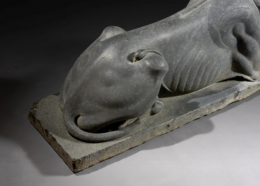 SPHINX MONUMENTAL EN GRANODIORITE, ÉGYPTE, DÉBUT DE L'ÉPOQUE PTOLÉMAÏQUE, 2e MOITIÉ DU 4e SIÈCLE AV.J.C