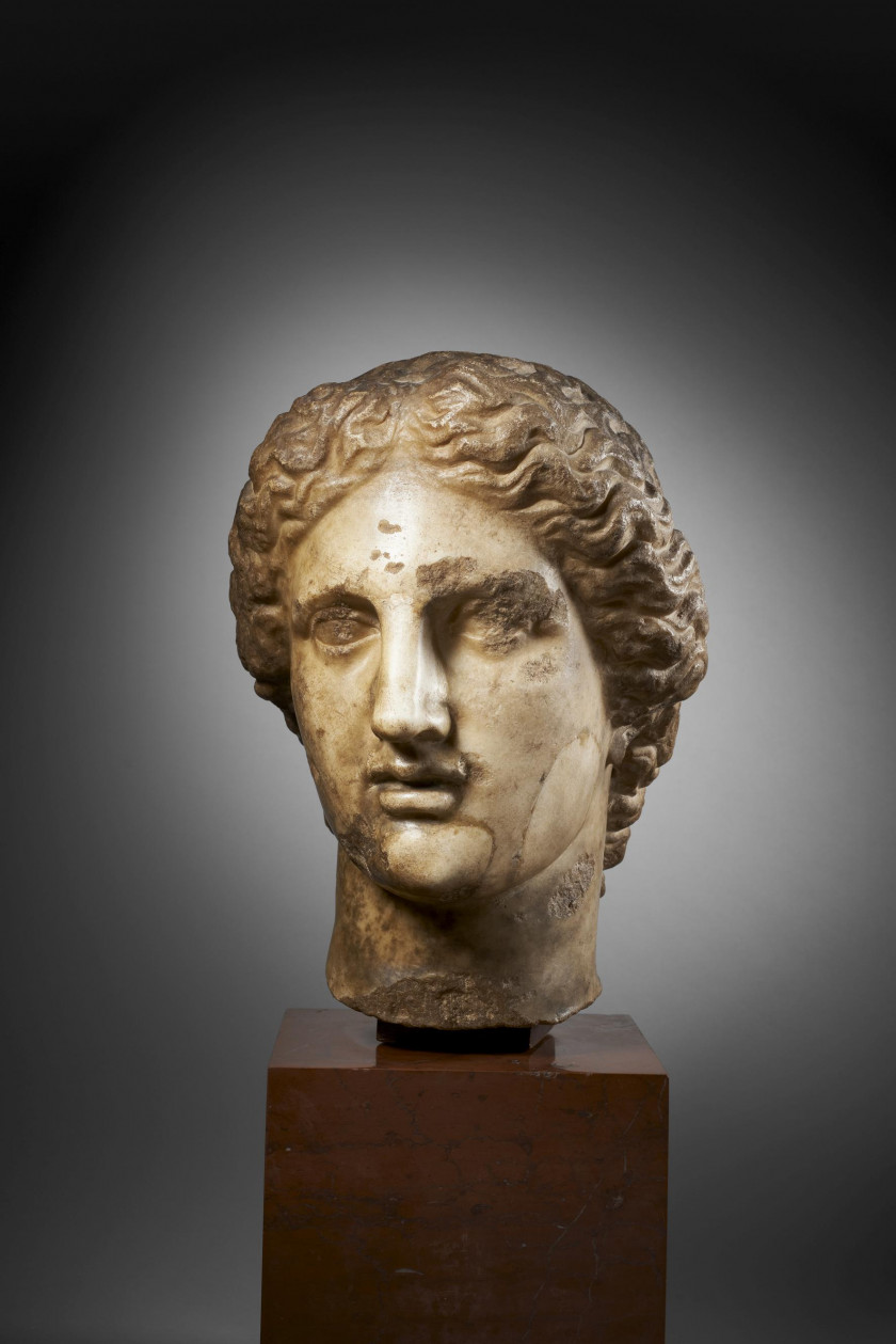 TÊTE FÉMININE (DEMETER ?) EN MARBRE, ART ROMAIN NÉO-CLASSIQUE, VERS LE 2e SIÈCLE