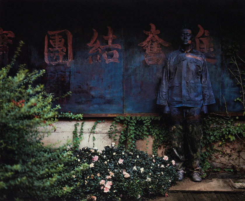 Liu BOLIN Né en 1973 Hiding in the city # 28 - Unify to forward together - 2006 Épreuve pigmentaire