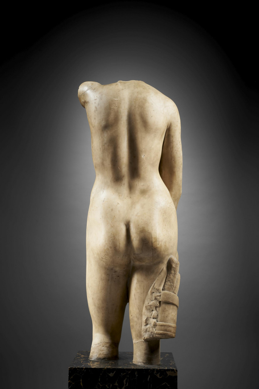 STATUE FÉMININE EN MARBRE, ART ROMAIN, POSSIBLEMENT 1er-2e SIÈCLE (?)
