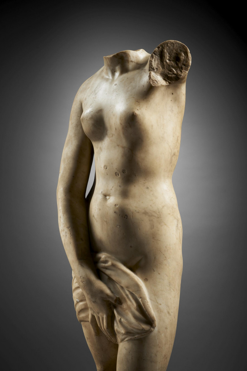 STATUE FÉMININE EN MARBRE, ART ROMAIN, POSSIBLEMENT 1er-2e SIÈCLE (?)