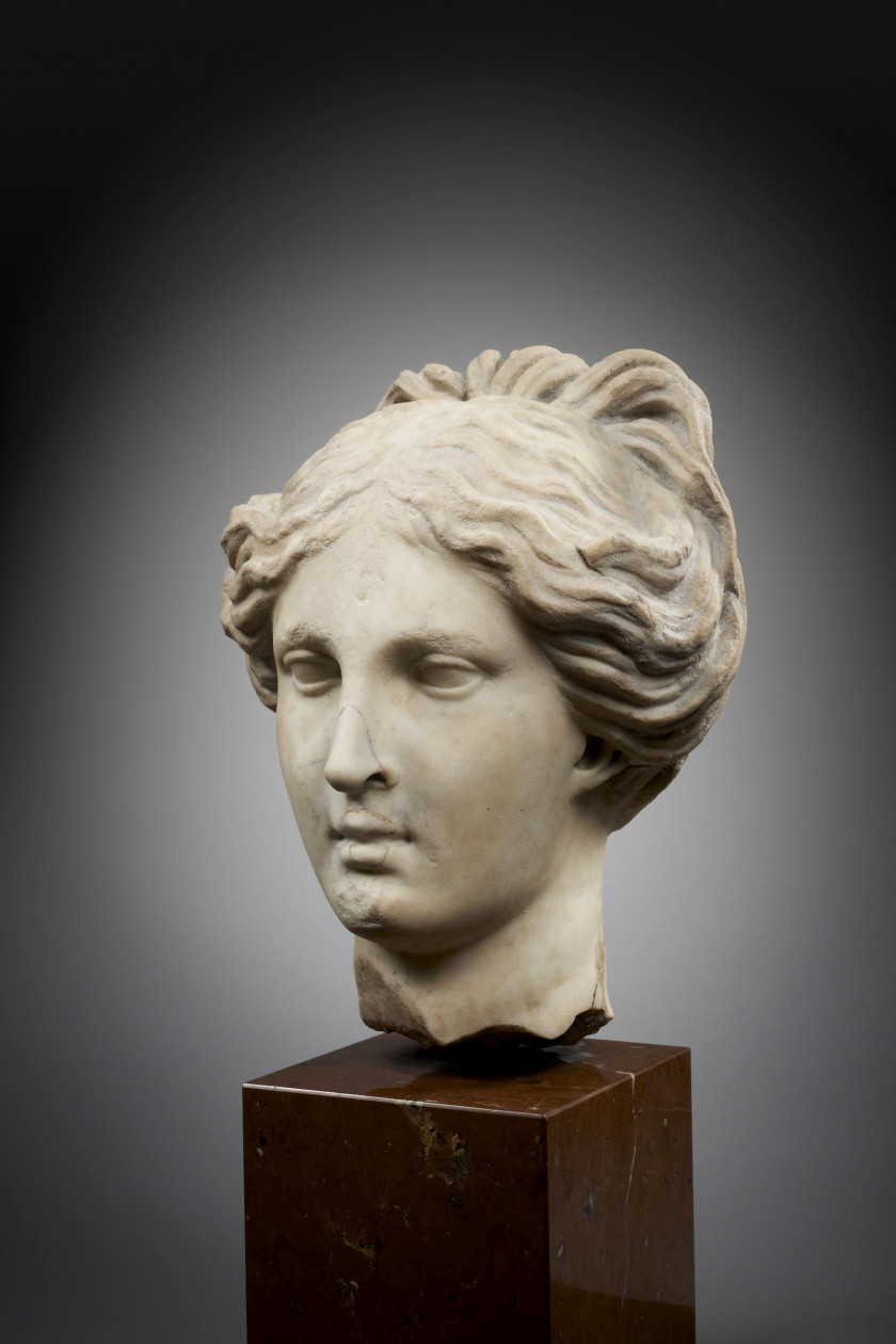 TÊTE FÉMININE EN MARBRE, ART ROMAIN, POSSIBLEMENT VERS 2e SIÈCLE (?)