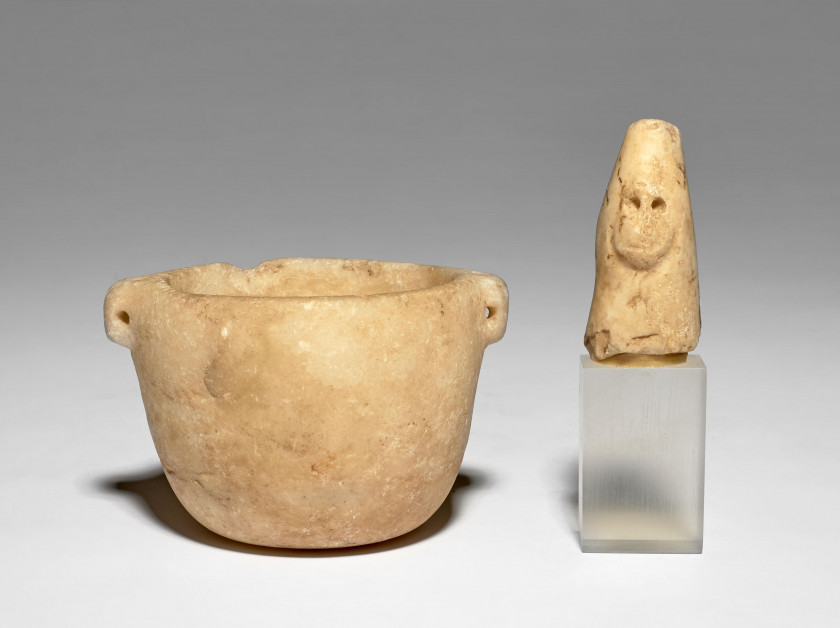 VASE EN ALBATRE ET IDOLE EN MARBRE, MOYEN-EUPHRATE, 4e-3e MILLÉNAIRE AV.J.C. et 7e-5e MILLÉNAIRE AV.J.C.