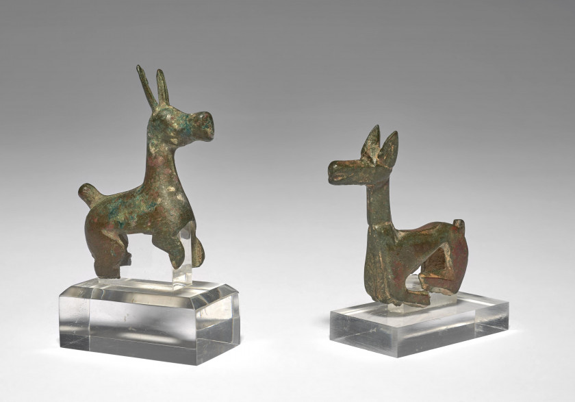 DEUX STATUETTES ANIMALES EN BRONZE, ORDOS, 5e-3e SIÈCLE AV.J.C.