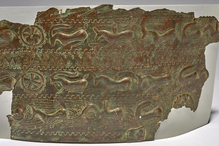 PLAQUE DE CEINTURE EN BRONZE, URARTU, 8e-7e SIÈCLE AV.J.C.