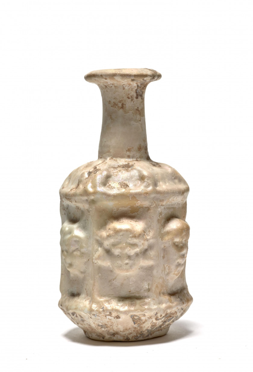 FLACON À DÉCOR DE MASQUES EN VERRE MOULÉ, ART ROMAIN, VERS LE 1er SIÈCLE