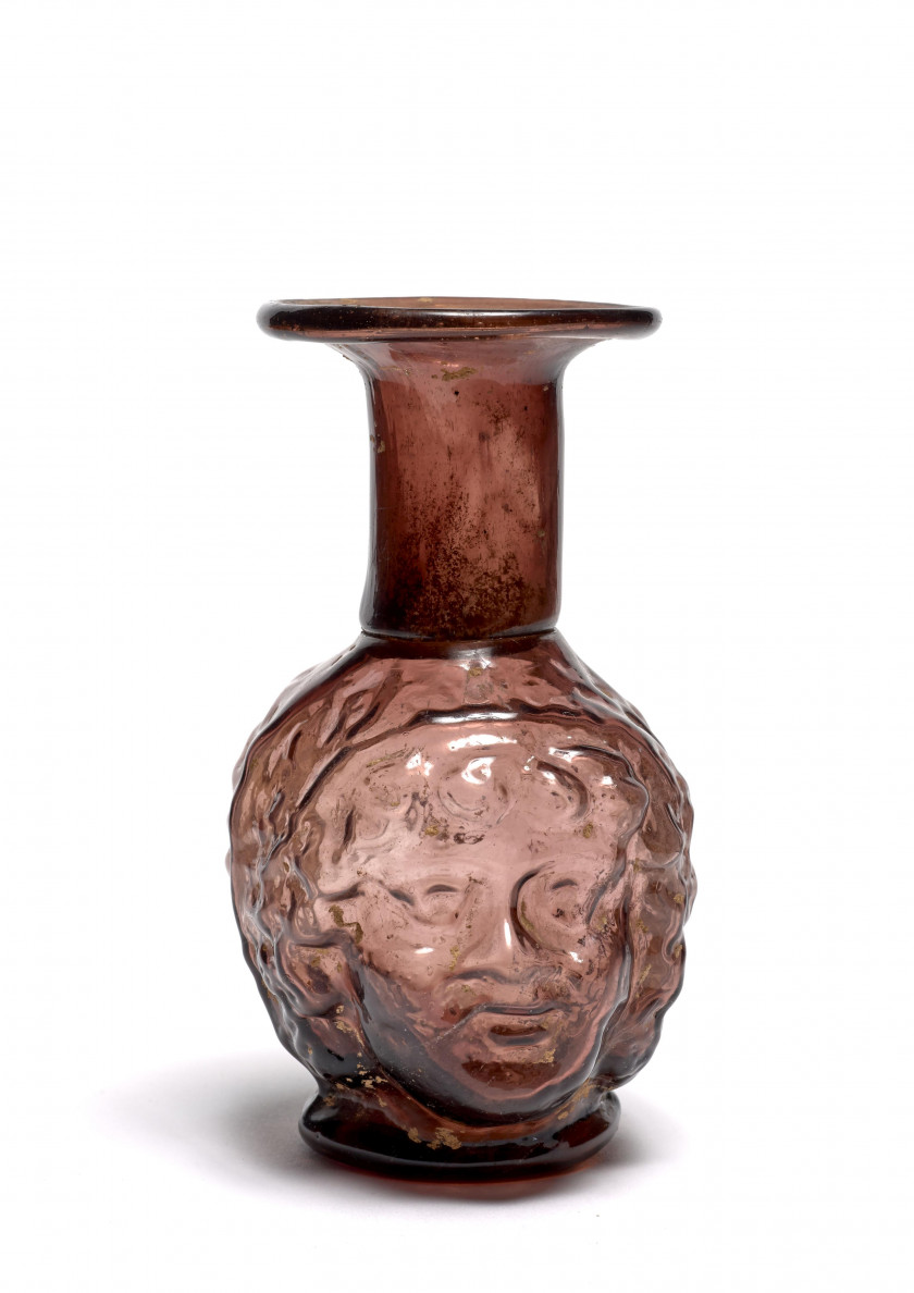 FLACON JANIFORME EN VERRE MOULÉ, ART ROMAIN, VERS LE 2e SIÈCLE