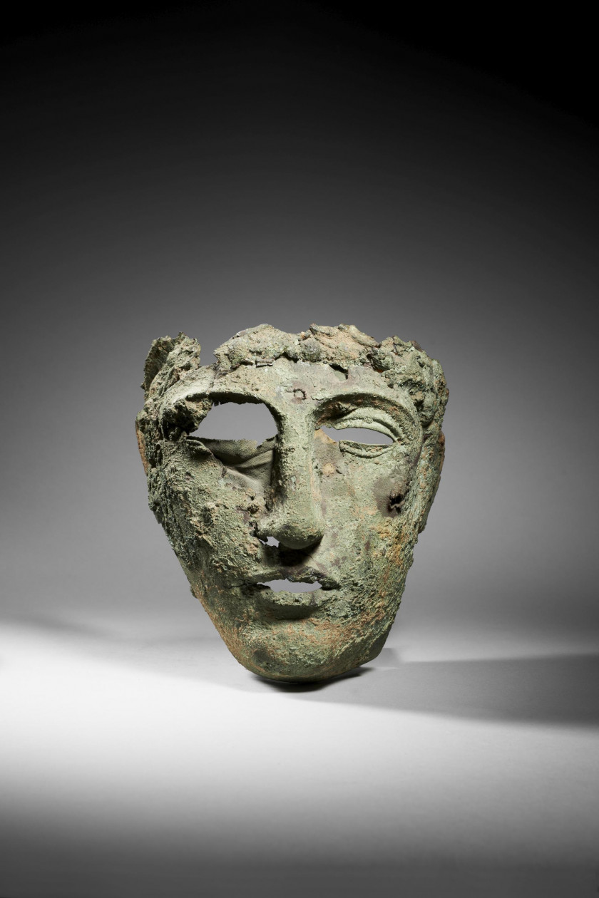 ¤ MASQUE DE CASQUE EN BRONZE, ART ROMAIN, 1er-2e SIÈCLE