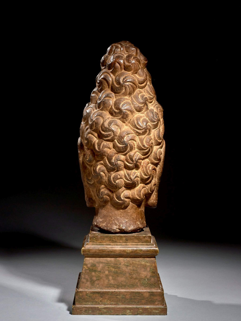 IMPORTANTE TÊTE DE GUANYIN EN PIERRE GRISE, CHINE, DÉBUT DU XXe SIÈCLE