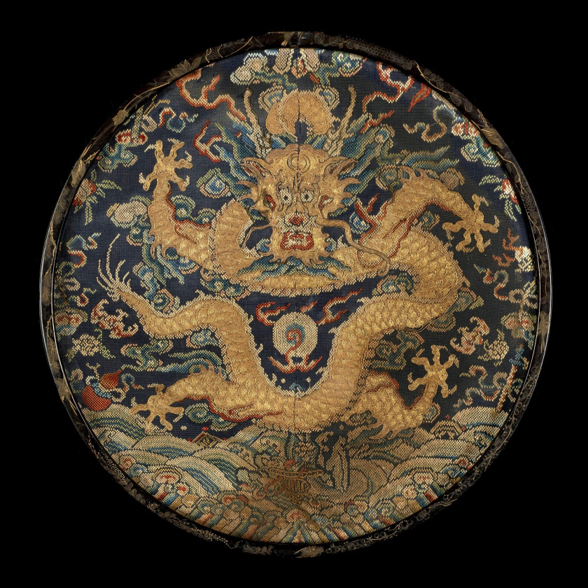 BADGE DE RANG EN GAZE BLEU TISSÉE ET BRODÉE, CHINE, DYNASTIE QING, XVIIIe SIÈCLE