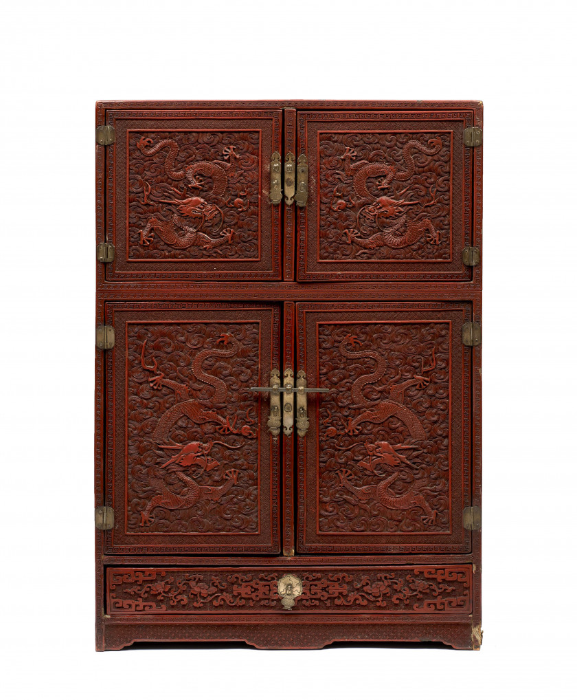 CABINET MINIATURE EN LAQUE ROUGE SCULPTÉE KANG, CHINE, DYNASTIE QING, ÉPOQUE QIANLONG (1736-1795)