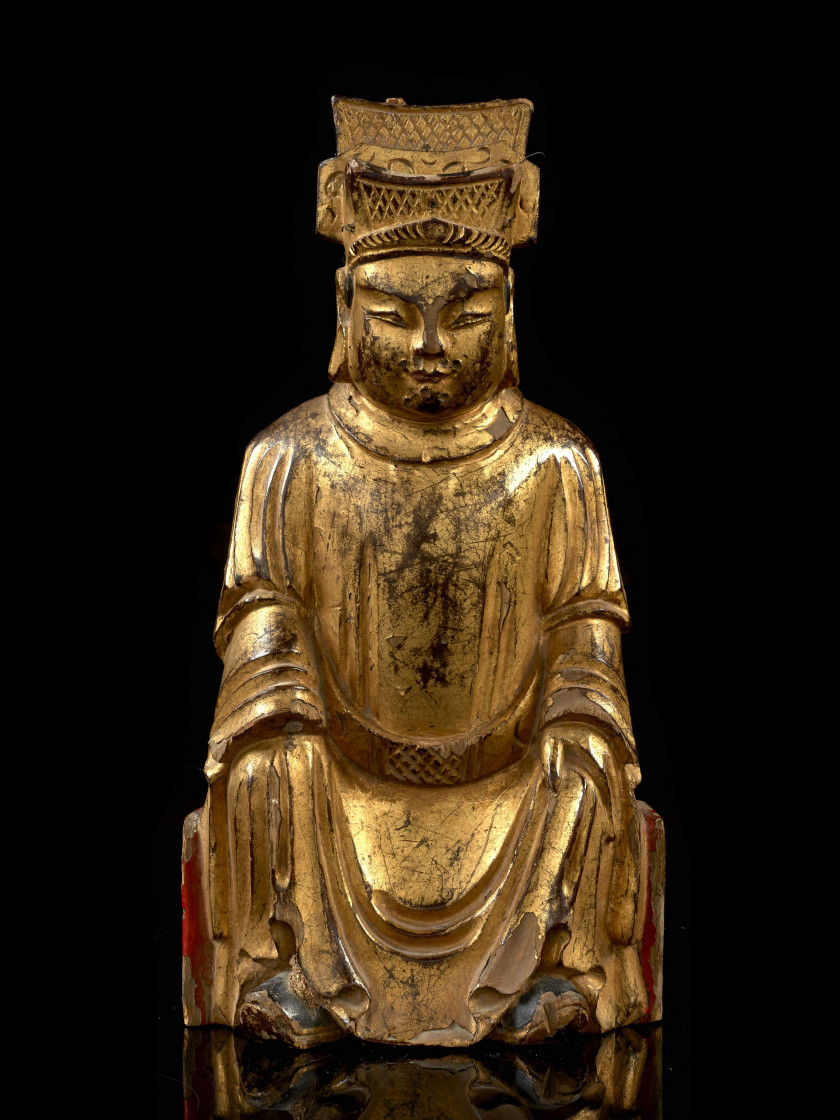 STATUETTE DE DIGNITAIRE EN BOIS LAQUÉ OR, CHINE, FIN DU XIXe - DÉBUT DU XXe SIÈCLE