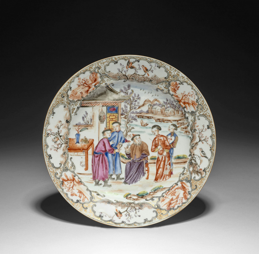 ASSIETTE EN PORCELAINE POLYCHROME, CHINE, DYNASTIE QING, XVIIIe SIÈCLE