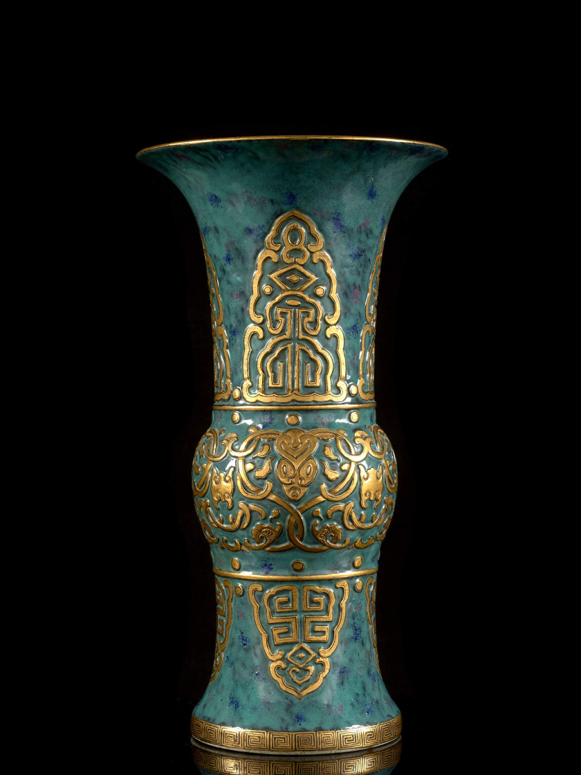 VASE GU EN PORCELAINE TURQUOISE ET DÉCOR OR, CHINE, DYNASTIE QING, XIXe SIÈCLE