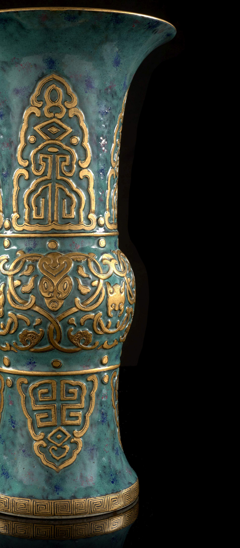 VASE GU EN PORCELAINE TURQUOISE ET DÉCOR OR, CHINE, DYNASTIE QING, XIXe SIÈCLE