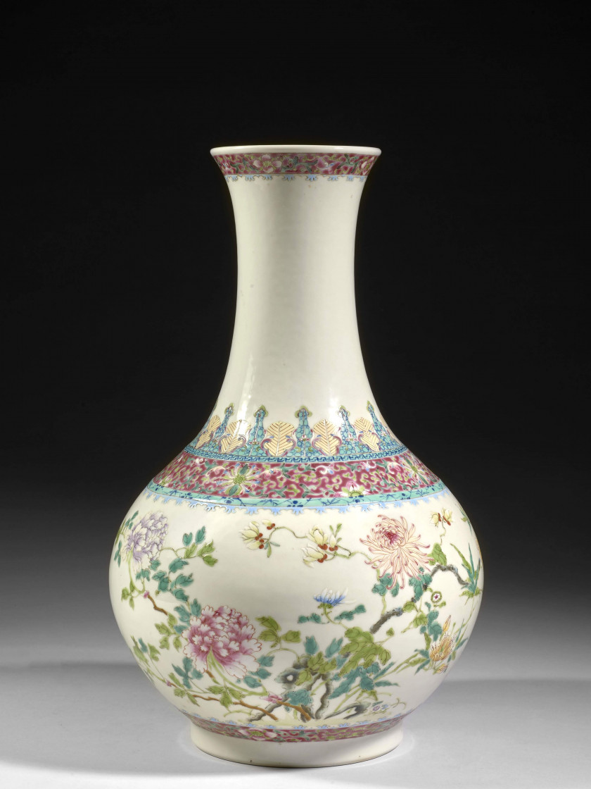 VASE EN PORCELAINE POLYCHROME, CHINE, MARQUE ET ÉPOQUE HONGXIAN (1916)