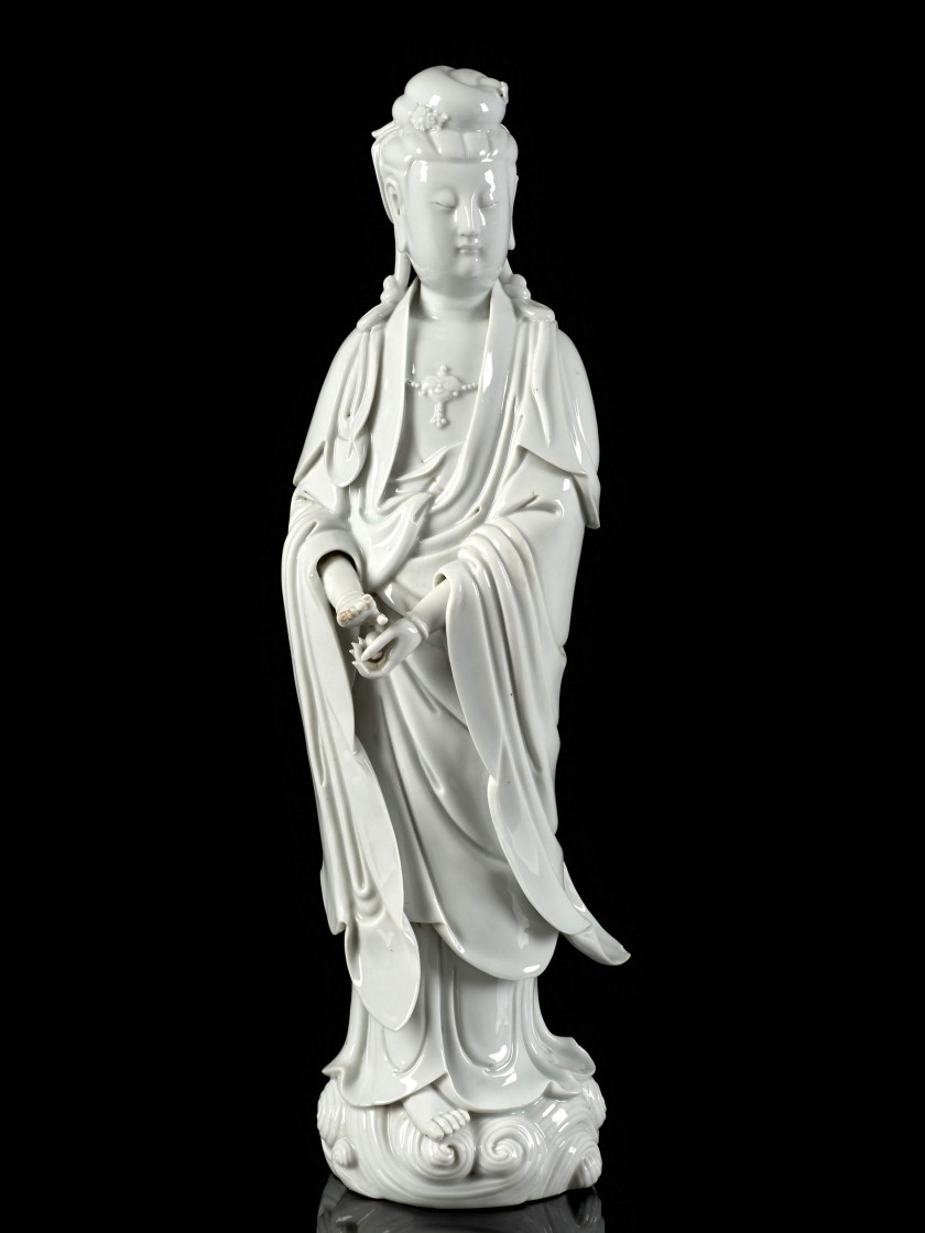 STATUE DE GUANYIN EN PORCELAINE BLANC DE CHINE, CHINE, DYNASTIE QING, DÉBUT DU XIXe SIÈCLE